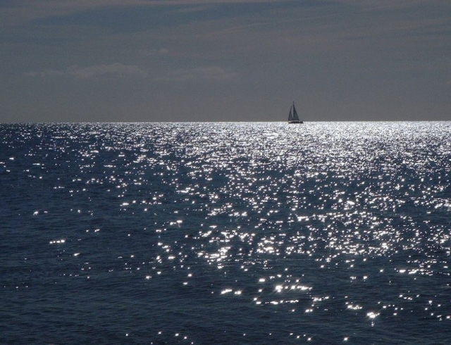 Velero al fondo